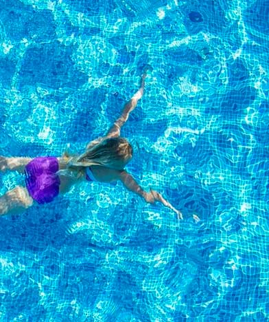 Flicka simmar under vatten Pool Store