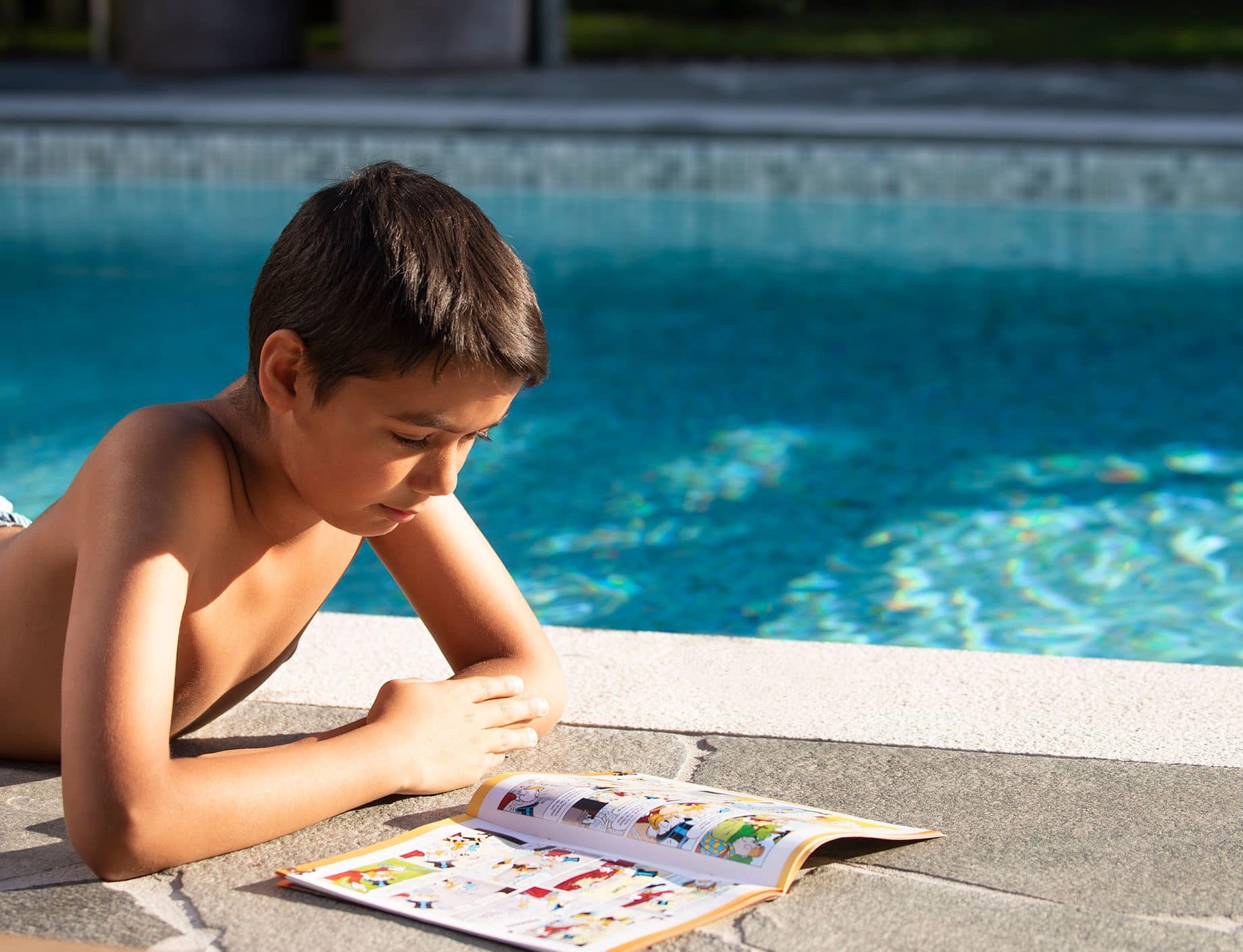 Thermopool, pojke läser serietidning vid poolen, Pool Store